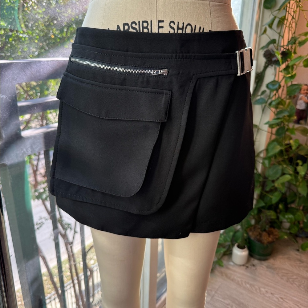 Emerson Lang Black Utility Mini Skort L ✨🖤